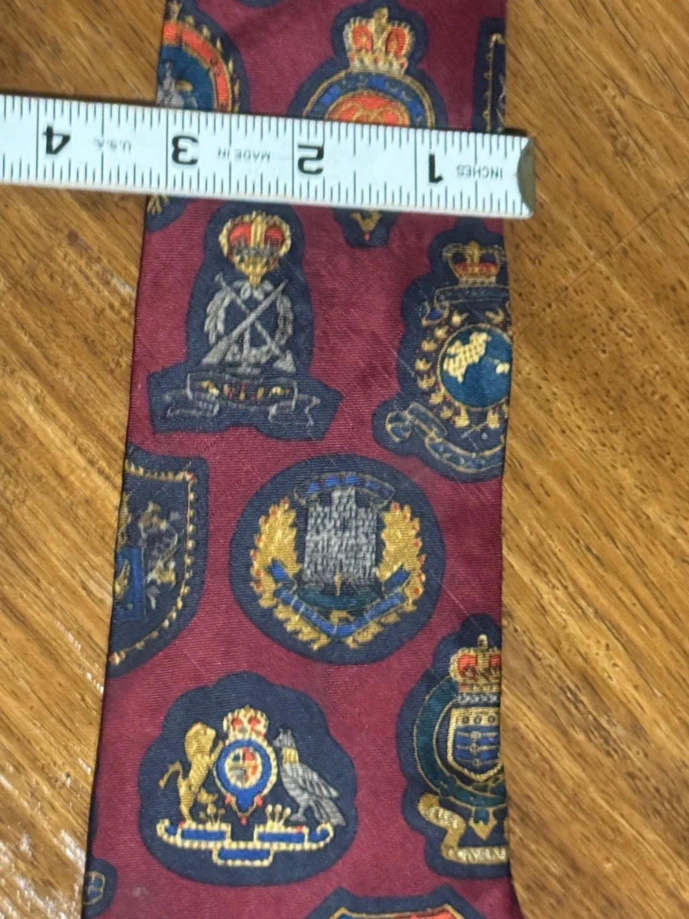 Men's Crest Motif Silk Tie in Burgundy